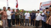 Mendes Yandri Saat Peletakan Batu Pertama Pembangunan Koperasi Desa Merah Putih di Desa Kembang Belor, Kabupaten Mojokerto, Minggu (21/12/2025).