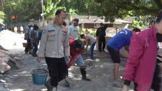 Berbaur dengan Warga Cinta Mulya, Bhabinkamtibmas Ikut Perbaiki Jalan Rusak